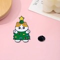 Broche chat sapin de Noël en émail avec ornements colorés et fermoir en caoutchouc - Chat Sapin de Noël