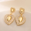 Orecchini a cuore placcati oro 18K con zirconi incastonati su sfondo in tessuto beige - Cuore d'Oro Stile Goccia d'Acqua (45552)