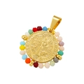 Dettaglio macro del ciondolo medaglia San Benedetto dorato con perline sfaccettate - Oro e Cristallo Di Colori Misti