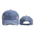 Vue détaillée de la casquette de baseball en jean bleu avec trous usés et boucle métallique - Casquette de Baseball en Denim Vieilli Bleu