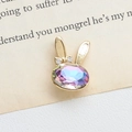 Détail du pendentif lapin avec cristal irisé violet et nœud papillon doré scintillant - 2# Tête de lapin