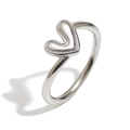 Anello in acciaio inossidabile argento lucido con elegante design a cuore su sfondo bianco - US 6 / Color Acciaio