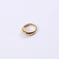 Dettaglio di un anello d'oro minimalista con design a goccia curvo lucido su sfondo viola - US5-49MM / Oro 18K