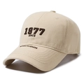 Berretto da baseball beige classico con ricamo 1977 in cotone twill di qualità - Regolabile / Beige