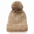 Grobstrick-Beanie mit flauschigem Kunstpelz-Bommel in Beige für warme Wintertage - Verstellbar / Camel