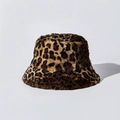 Dettaglio ravvicinato della morbida ecopelliccia su questo cappello alla pescatora - M (56-58cm) / N.3 (Leopardo Marrone Standard)