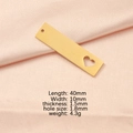 Detailansicht eines 40x10mm Gold-Edelstahlanhängers mit Herz-Ausschnitt auf rosa Stoff - Gold