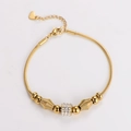 Dettaglio del bracciale a catena serpente dorata con anello decorativo con strass - Oro