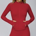 Veste de sport cintrée rouge foncé avec poches zippées et passe-pouces pour femmes - S / Rouge