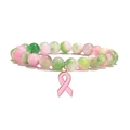 Détail du bracelet en perles marbrées rose et vert avec pendentif en émail ruban rose - Motif Floral Rose