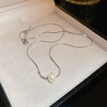 Elegante collana di perle con nappa argentata e ciondolo a fiore in scatola rosa - Argento Lucido-Perla