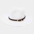 Détail d'un chapeau de paille avec bord effiloché et ceinture en cuir marron à boucle - Blanc