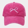 Detalle del bordado de lazo blanco en gorra de béisbol rosa con efecto lavado - Rosa Rojo