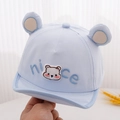 Detail van berenborduursel en 'nice' tekst op de lichtblauwe katoenen baby-zonneklep - 48cm(6-24 Maanden) / Blauw