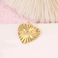 Colgante corazón de oro 14K con textura radial y brillante piedra de circonita central - Corazón de Oro Nervado con Piedra Única