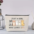 Detailaufnahme der Segeltuch-Kosmetiktasche mit Katzenmotiven auf blauem Holztisch - Just a Girl Who Loves Cats Muster (jiayingljb08)