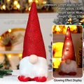 LED kerstkabouter met rode geruite muts en warm wit lichtgevend effect - Verlicht - Rood Golfpatroon (D-401-B)
