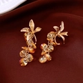 Vue détaillée de boucles d'oreilles feuille dorée et glands en cristal champagne - 33# Tige d'oreille en argent - Or - Gland champagne