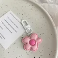 Nahaufnahme von rosa Lederblumen-Schlüsselanhänger mit feinen Nähten und weißem Haken - Rosa