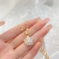 Collier élégant en acier titane doré avec pendentif fleur en zircon tenu à la main - Fleur à cinq pétales-Or