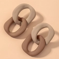Pendientes de aro geométricos en acrílico mate en tonos tierra neutros para mujeres - Doble Enlace (HE4415) / Contraste Marrón Café