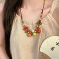 Detalle del collar bohemio de cuentas cerámicas de colores en modelo con estilo artístico - Collar de Cuentas de Colores