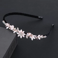 Serre-tête fleur élégant or rose avec pétales blancs et strass sur tissu noir - Tournesol-Blanc