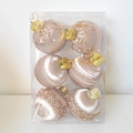 6 champagnerfarbene Weihnachtskugeln mit Pailletten und Seidentextur in Klarsichtbox - Champagner 6-teiliges Set - 8cm