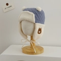 Primer plano del gorro de aviador acolchado azul claro con forro polar y oso bordado - 1-2 años / Azul