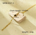 Dettaglio del bracciale a catena serpente dorata con pietra occhio di tigre marrone su base - 17+5cm / Stile Perla Marrone (NMSB-E527-3)