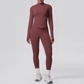 Dettaglio del set yoga a coste rosso mattone con fori per i pollici e leggings alti - Marrone