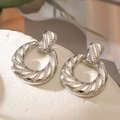 18K verzilverde spiraal oorbellen met zirkonia stenen op een witte steen achtergrond - Spiraal textuur / Zilver