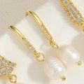 Boucles d'oreilles ovales en perles d'eau douce plaquées or 14K avec crochets zircon - Boucles d'Oreilles Perles d'Eau Douce à Quatre Zircons