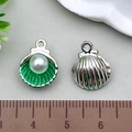 Ciondolo conchiglia d'argento con smalto verde e perla bianca che mostra 1,5 cm misura - Conchiglia Verde 15x12 mm