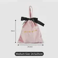 Mittelgroßer rosa Samt-Geschenkbeutel mit Goldstickerei und Schleife, 24,5x25 cm - Rosa Mittel - Goldene Stickerei / 24.5x25cm