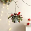 Weiße Weihnachtsklocke mit Tannennadeln und Zapfen an einem Juteseil hängend - Weiße Glocke - Klein