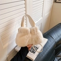 Bolso saco de pelo sintético crema con asa de cuero liso y textura suave y lujosa - Blanco