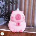 Luce notturna Capybara rosa taglia L in silicone morbido per un'atmosfera calda - Rosa Seduto Grande Stile B Rana