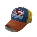 Dettaglio del cappellino trucker vintage con cuciture a contrasto e ricamo STATION - M (56-58cm) / Giunzione Blu Arancio Giallo (Arancione)