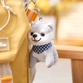 Detail eines grauen Husky-Plüschanhängers mit Halstuch an einem gelben Rucksack - 10cm (Mit Perlenkette) / Grau