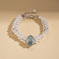 Dettaglio di bracciale a due fili di perle con gemma blu e chiusura in argento lucido - Bracciale-Blu