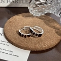 Boucles d'oreilles créoles argentées rétro avec motif émail marron sur liège - Base Argentée Avec Émail Café