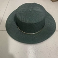 Cappello di paglia verde scuro a tesa larga con elegante catena dorata decorativa - M (56-58cm) / Verde Scuro