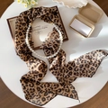 Französische Vintage-Seidenschal-Halskette mit Leopardenmuster und eleganten weißen Perlen - Nr. 1 Halskette-Kaffee-Leopard