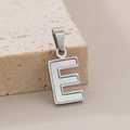 Pendentif lettre E en acier inoxydable argenté avec incrustation de nacre blanche - Pendentif Lettre E (KP115543-K)