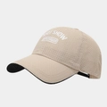 Gros plan détaillé de la casquette beige en mesh respirant avec broderie blanche - Réglable / Kaki