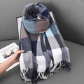 Klassischer Karoschal im britischen Stil in Blau, Braun, Weiß und Grau mit Fransen - Navyblau