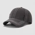 Detalle de gorra de béisbol de algodón gris oscuro con costuras blancas y agujeros desgastados - 54cm (3-8 años) / Gris