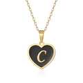 Detalle del colgante de corazón dorado con centro de esmalte negro y letra C dorada - Estilo Letra C