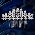 Vue détaillée du peigne de mariée argenté avec feuilles de cristal sur satin bleu - Style de Fleur de Feuille Élégant (HS-J7424S)